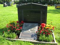  Gravsatta i denna grav: Jakob Holmgren 1879-1968, hans hustru Anna Augusta (f Nyberg) 1881-1956. Deras son Sixten 1916-1992 och hans hustru Frida 1919-2003.
