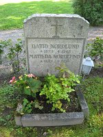  David Nordlund * 1877 ┼ 1965, Matilda Nordlund * 1882 ┼ 1959. Sonen Johan Fridolf (John) 1906-1987 är också gravsatt här.